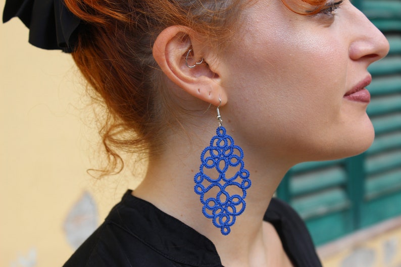 Handmade hand tatted teardrop earrings, earrings Royal blue, filigree tatting jewelry imagem 1