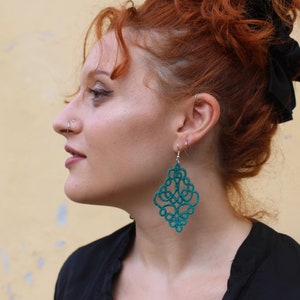 Grüne Ohrringe, tätowierter Spitzenschmuck, sehr leichte Ohrringe.