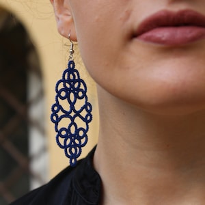 Handmade hand tatted teardrop earrings, earrings Royal blue, filigree tatting jewelry imagem 9