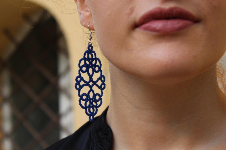 Handmade hand tatted teardrop earrings, earrings Royal blue, filigree tatting jewelry imagem 9