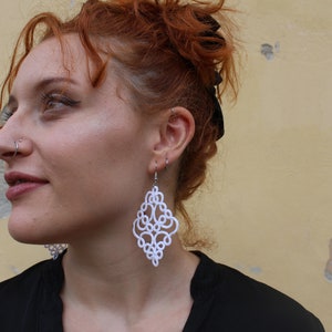 Weiße Spitzen Tattoo Ohrringe, handgefertigte Ohrringe, weiße Ohrringe, Tatting Spitze, Valentinstag Geschenk für Sie