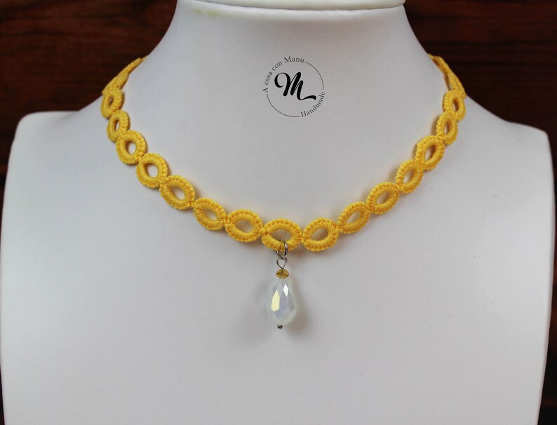 Choker in yellow tatting lace