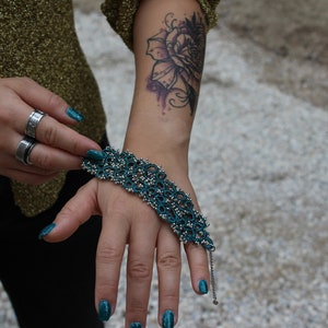 Bracelet élégant en dentelle et manchette perlée, bracelet en dentelle large fait à la main, cadeau unique pour les femmes. image 8