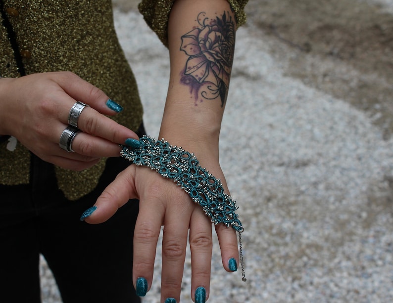 Bracelet élégant en dentelle et manchette perlée, bracelet en dentelle large fait à la main, cadeau unique pour les femmes. image 8