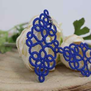 Handgemaakte tatting kant drop oorbellen, koningsblauwe oorbellen, kant sieraden afbeelding 6