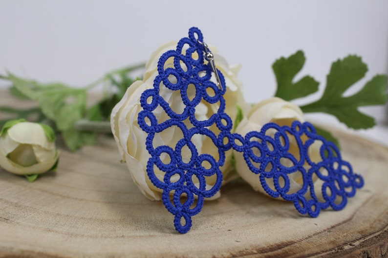 Handmade hand tatted teardrop earrings, earrings Royal blue, filigree tatting jewelry imagem 6