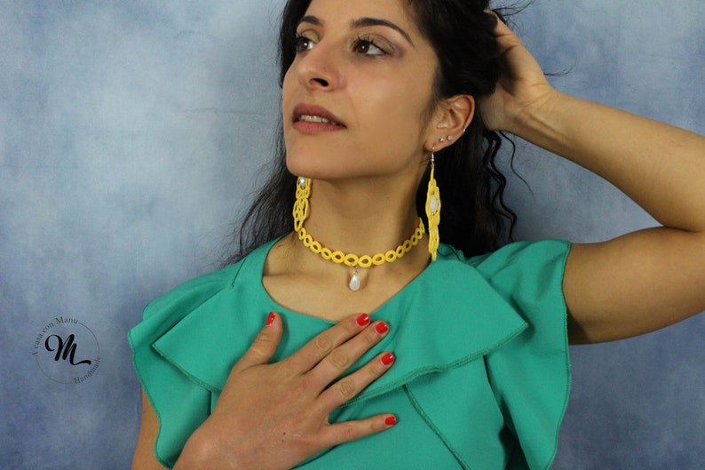 Choker in yellow tatting lace
