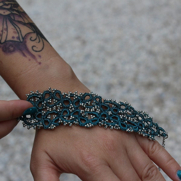 Elegante braccialetto a polsino in pizzo e perline, braccialetto largo fatto a mano in pizzo, regalo unico per le donne.