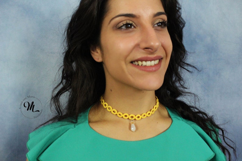 Choker in yellow tatting lace