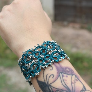 Bracelet élégant en dentelle et manchette perlée, bracelet en dentelle large fait à la main, cadeau unique pour les femmes. image 4