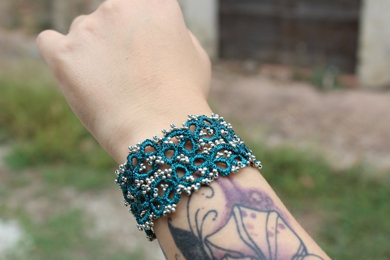 Bracelet élégant en dentelle et manchette perlée, bracelet en dentelle large fait à la main, cadeau unique pour les femmes. image 4