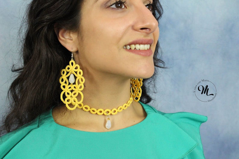 Choker in yellow tatting lace