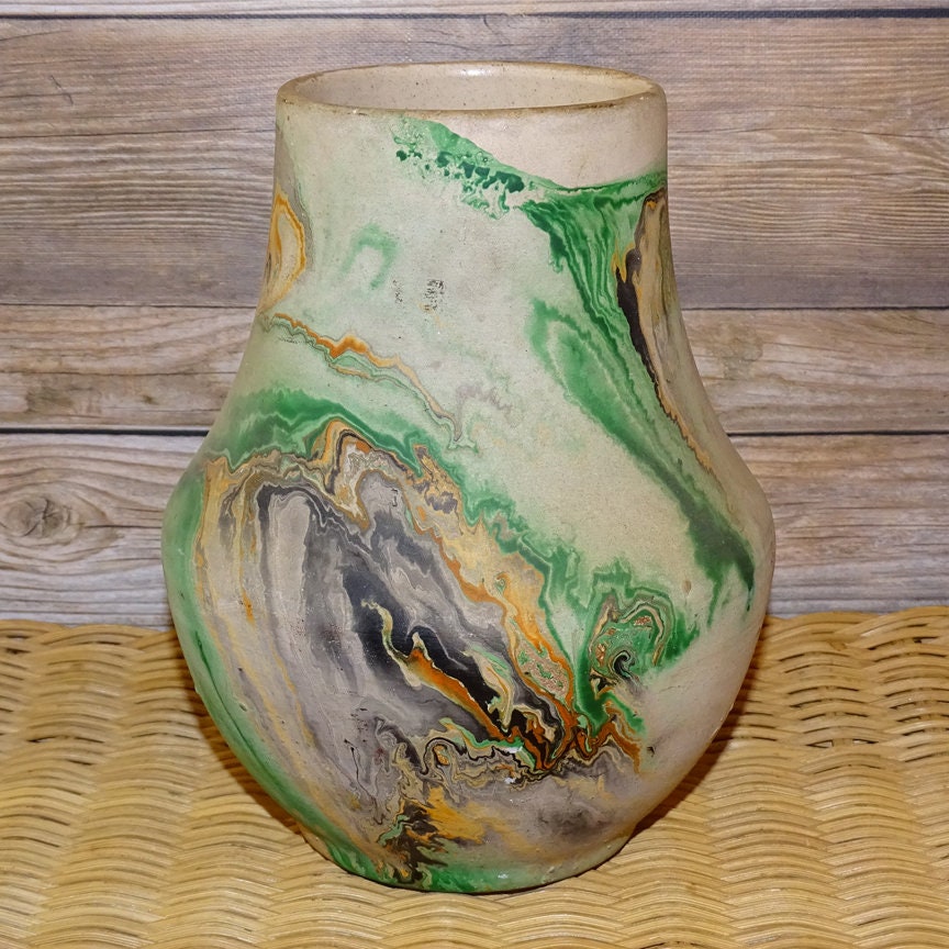 工芸品 Indian handmade pottery Image of The showcase of handmade ceramic pottery in a