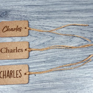 Etiquetas colgantes Kraft personalizadas, etiquetas de precio minorista personalizadas, etiquetas minoristas con nombre y logotipo personalizados grabados, etiquetas de regalo de peso pesado