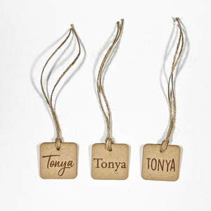 Etiquetas penduradas Kraft personalizadas, etiquetas de preço de varejo personalizadas, etiquetas de varejo gravadas com nome e logotipo personalizados, etiquetas de presente quadradas de 1,5" de peso pesado