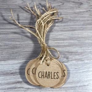 Etiquetas penduradas Kraft personalizadas, etiquetas de preço de varejo personalizadas, etiquetas de varejo gravadas com nome e logotipo personalizados, etiquetas de presente circulares de 1,5" de peso pesado