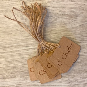 Étiquettes volantes kraft personnalisées, étiquettes de prix de vente au détail personnalisées, étiquettes de vente au détail avec nom et logo gravés personnalisés, étiquettes-cadeaux carrées lourdes de 2 po.