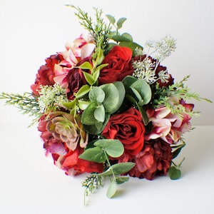 Eucalipto Novia Ramo, Ramo de Borgoña, Ramo de Invierno, Rosas, Peonías, Enebro, Boda de Invierno, Boda de Navidad, Ramo de Recuerdo