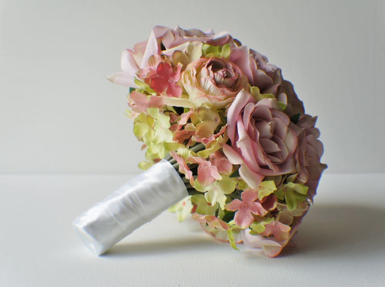 LISTO PARA ENVIAR La novia de seda Ramo, Ramo de rosas, rosa, rosas verdes, Hydrangeas, Shabby Chic Vintage, bouquet de recuerdo dama de honor ramo de leche ramo imagen 3