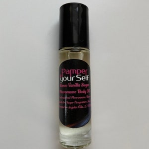 Może przedstawiać: Przezroczysta szklana butelka z kulką z czarną nakrętką. Etykieta głosi "Pamper your Self Warm Vanilla Sugar Pheromone Body Oil". Butelka zawiera jasno zabarwioną ciecz i ma 80 ml.