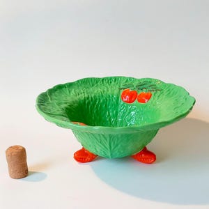Duża miska sałatkowa z liści kapusty MAJOLICA z lat 50. XX wieku, szerokość 27 cm / czerwone nóżki w kształcie szczypiec homara / Beswick, Carlton, Portugalska?