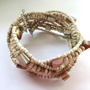Armband - vintage gedraaide geheugendraad -9 draden met ivoorkleurige tussenkralen - verstelbaar - 8 inch lang - cadeau