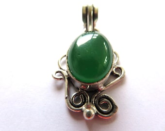 Colgante-Esmeralda-Pequeño colgante de cristal ovalado verde-rodeado de filigrana de plata 925-elección de largo del collar-regalo