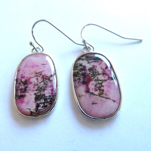 Pendientes colgantes de plata y color rosa
