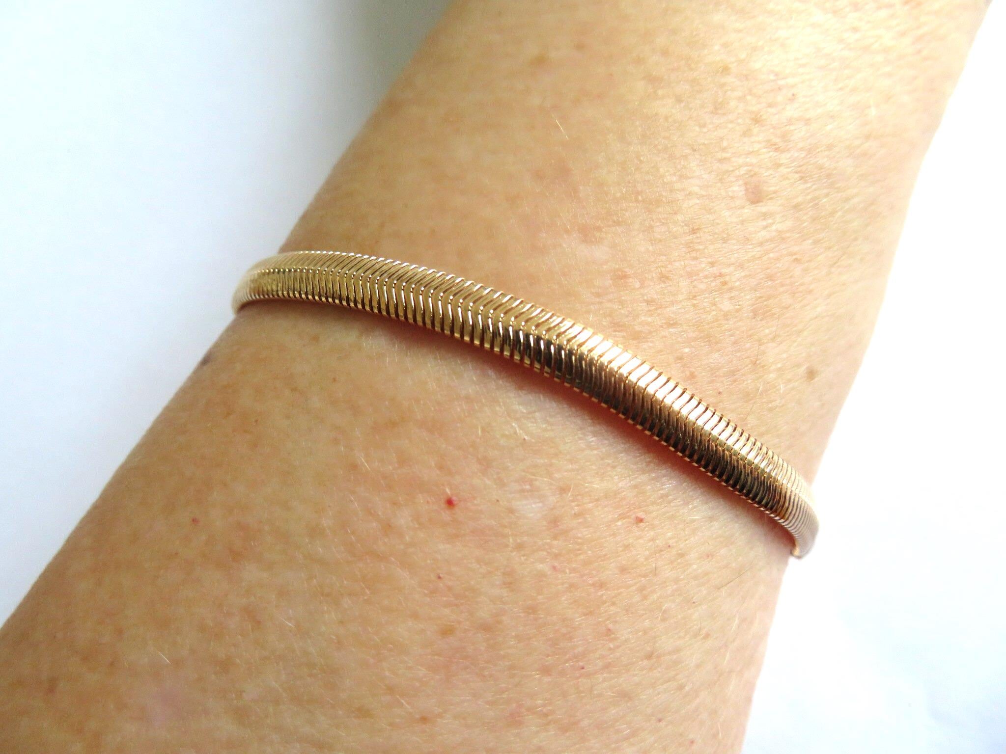 Bracciale Bangle in oro 18k con diamanti taglio smeraldo in vendita su Bracciale Bangle in oro 18k con diamanti taglio smeraldo in vendita su
