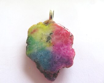 Peut inclure: Un pendentif en agate arc-en-ciel avec une bélière en argent. L'agate est une pierre naturelle aux couleurs variées, notamment rouge, orange, jaune, vert, bleu et violet.