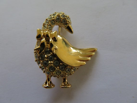 Brooch - Vintage- gold -Golden Goose-made in Sing… - image 1