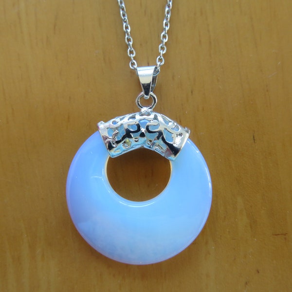 Pendentif-Opalite-jolie perle blanche--cadeau fait à la main