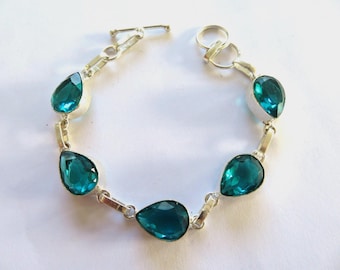 Bracciale religioso placcato oro con una piccola croce di zirconi Bracciale religioso placcato oro con una piccola croce di zirconi