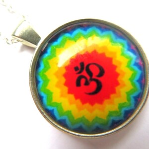 Ciondolo-Spirituale- Cabochon dai colori vivaci- OM -gioielli spirituali- Ciondolo unisex-decorato con supporto in argento-collana in argento gratuita-regalo