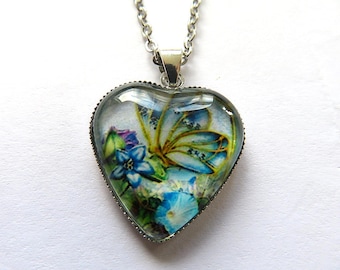 Colgante en forma de corazón con mariposa