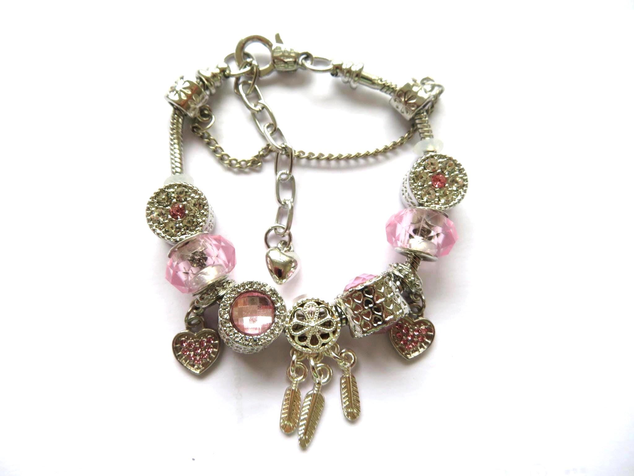 ピンクの花とラインストーンのアクセントが付いたチャームブレスレット 