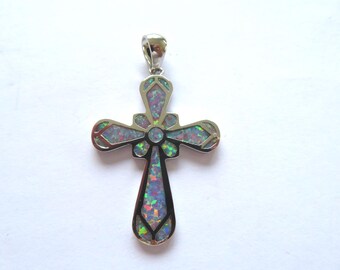 Cruz de plata con ópalo de fuego lavanda