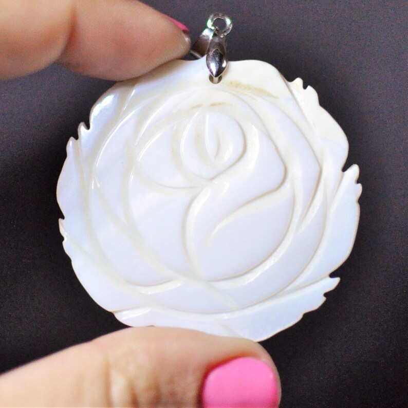 61.05 Cts. Pendant Rose shape Ivory color 47x49x3 mm Natural Mother of Pearl Flower Pendant with bail