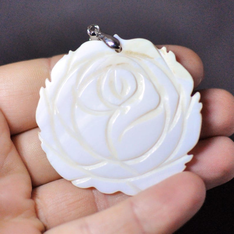 61.05 Cts. Pendant Rose shape Ivory color 47x49x3 mm Natural Mother of Pearl Flower Pendant with bail