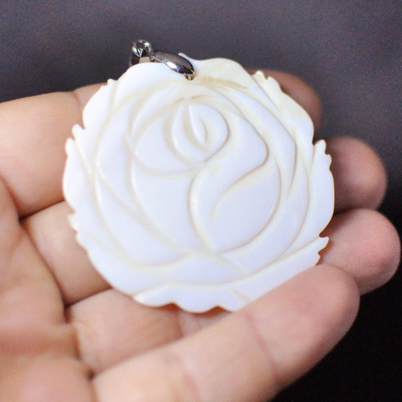 61.05 Cts. Pendant Rose shape Ivory color 47x49x3 mm Natural Mother of Pearl Flower Pendant with bail