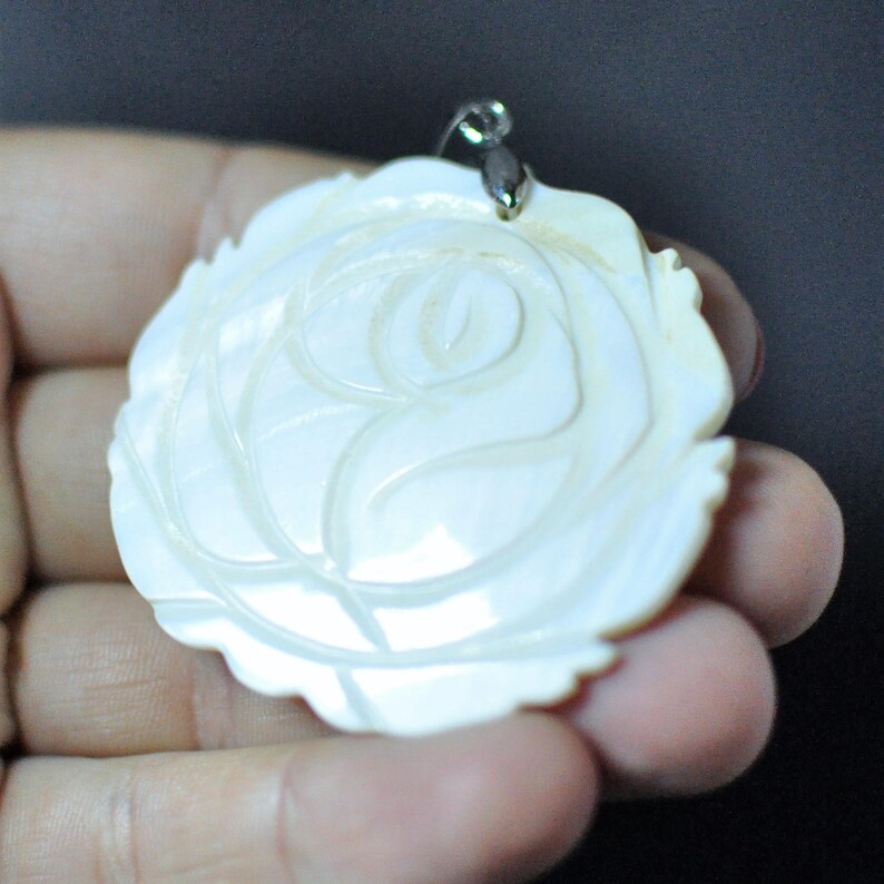 61.05 Cts. Pendant Rose shape Ivory color 47x49x3 mm Natural Mother of Pearl Flower Pendant with bail