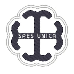 Könnte beinhalten: Gestickter Aufnäher mit einem dunkelblauen Emblem und dem Text "SPES UNICA". Das Emblem ist eine stilisierte Kreuzform innerhalb eines wellenförmigen Randes, umrandet mit weißem Faden. Geeignet für die Applikation auf Kleidung oder Accessoires.