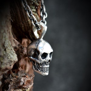 Silver skull pendant, Human skeleton necklace for men, Memento mori jewelry, Handcrafted skull immagine 5