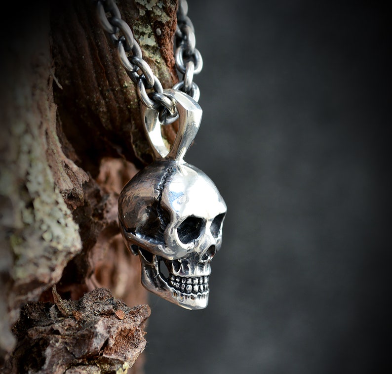 Silver skull pendant, Human skeleton necklace for men, Memento mori jewelry, Handcrafted skull immagine 5