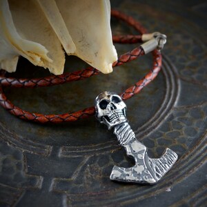 Viking pendant Mjolnir skull with hammered and oxidized textures, customizable Viking amulet braided leather 3mm