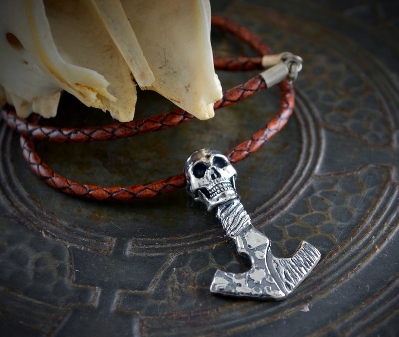 Viking pendant Mjolnir skull with hammered and oxidized textures, customizable Viking amulet braided leather 3mm