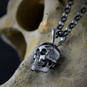Silver skull pendant, Human skeleton necklace for men, Memento mori jewelry, Handcrafted skull immagine 7