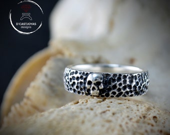 Silver Skull wedding band with hammered textures, Skull alliances