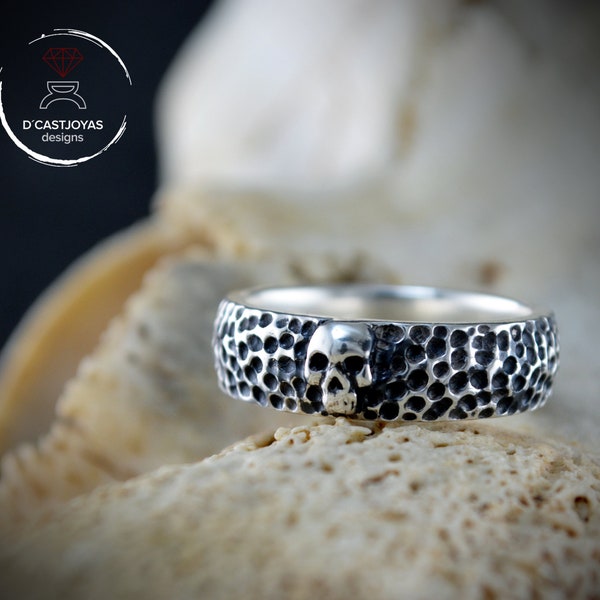Silver Skull wedding band with hammered textures, Skull alliances