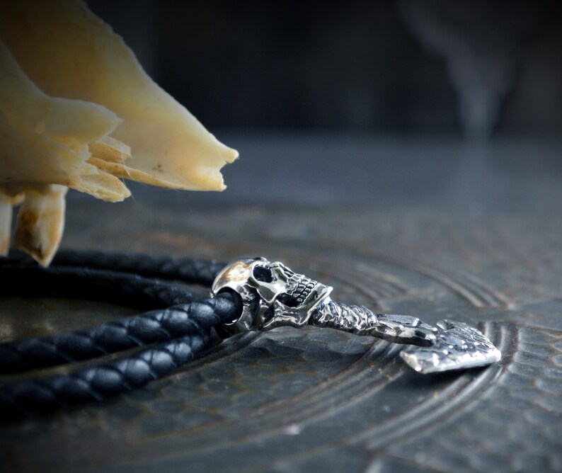 Viking pendant Mjolnir skull with hammered and oxidized textures, customizable Viking amulet braided leather 4mm
